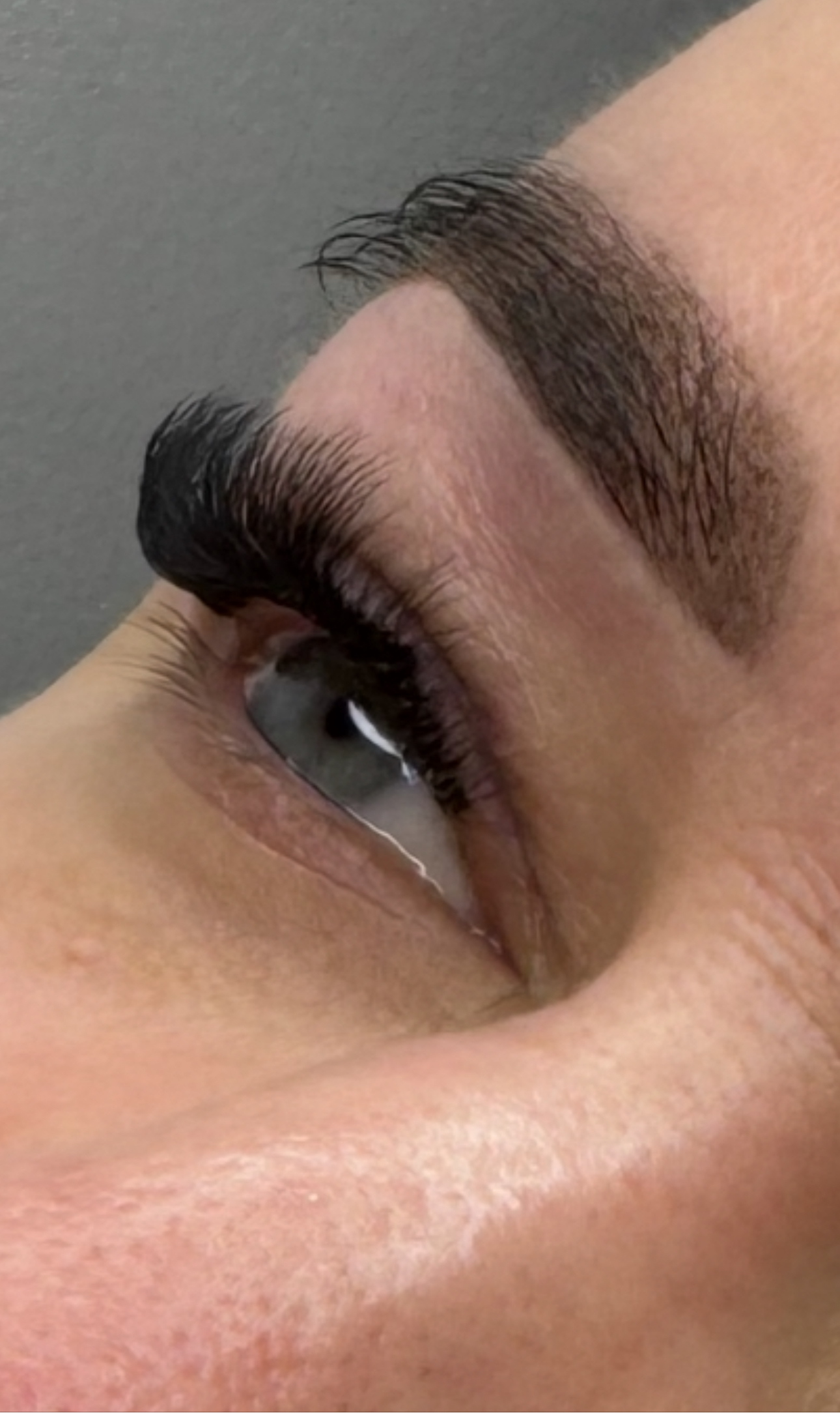 Volume blakstienų korekcija