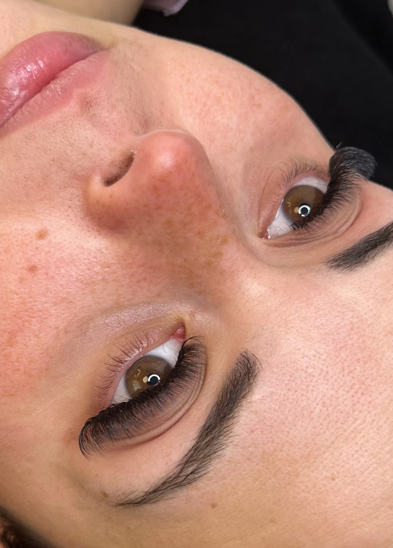 Volume blakstienų korekcija