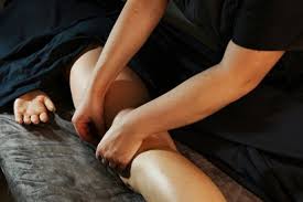 Anticeliulitinis kojų, sėdmenų ir pilvo masažas